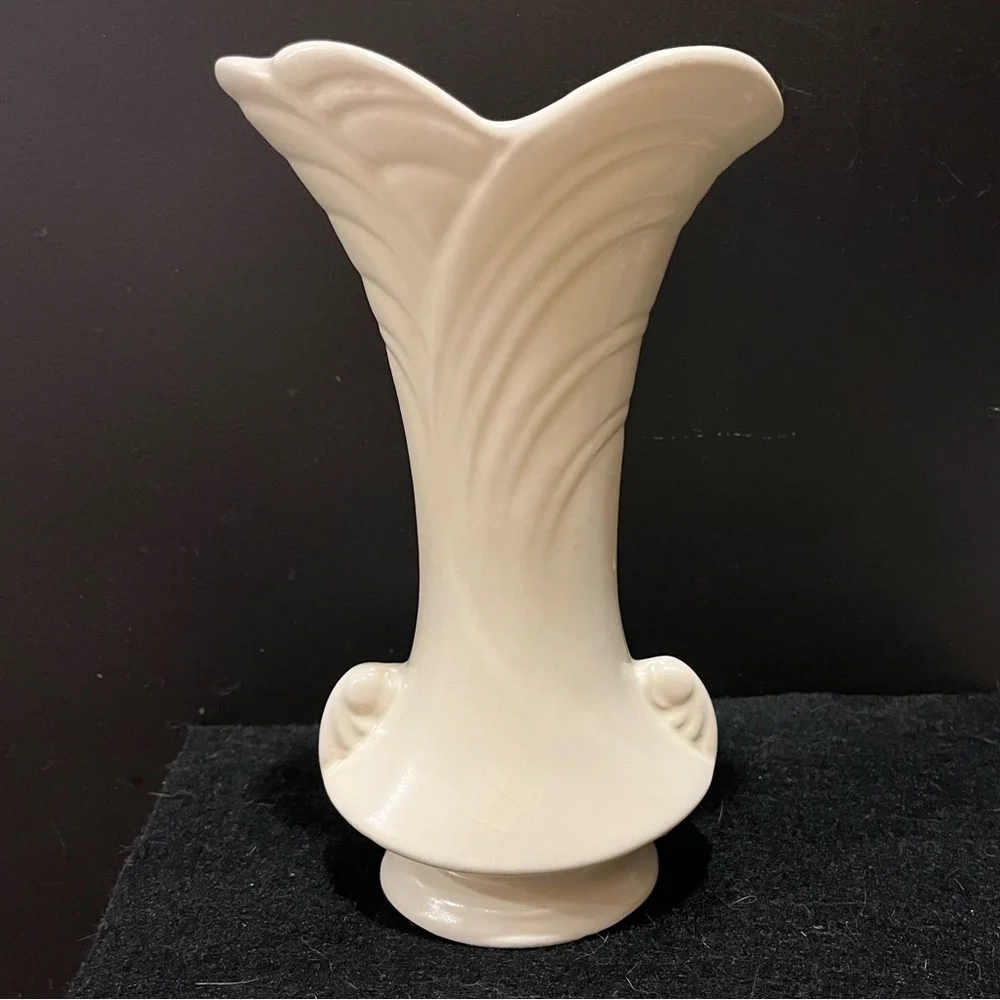 Vintage Shawnee Pottery Vase Ruffled Rim Pedestal Base 9" Matte Cream USA - Picture 11 of 15